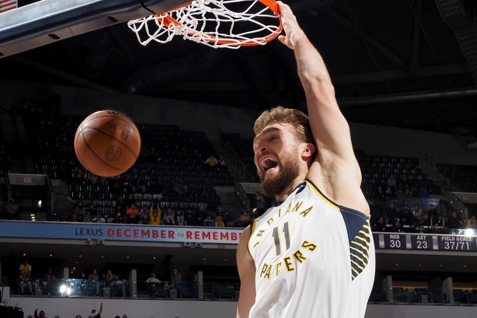 Domas Sabonis realiza un mate.