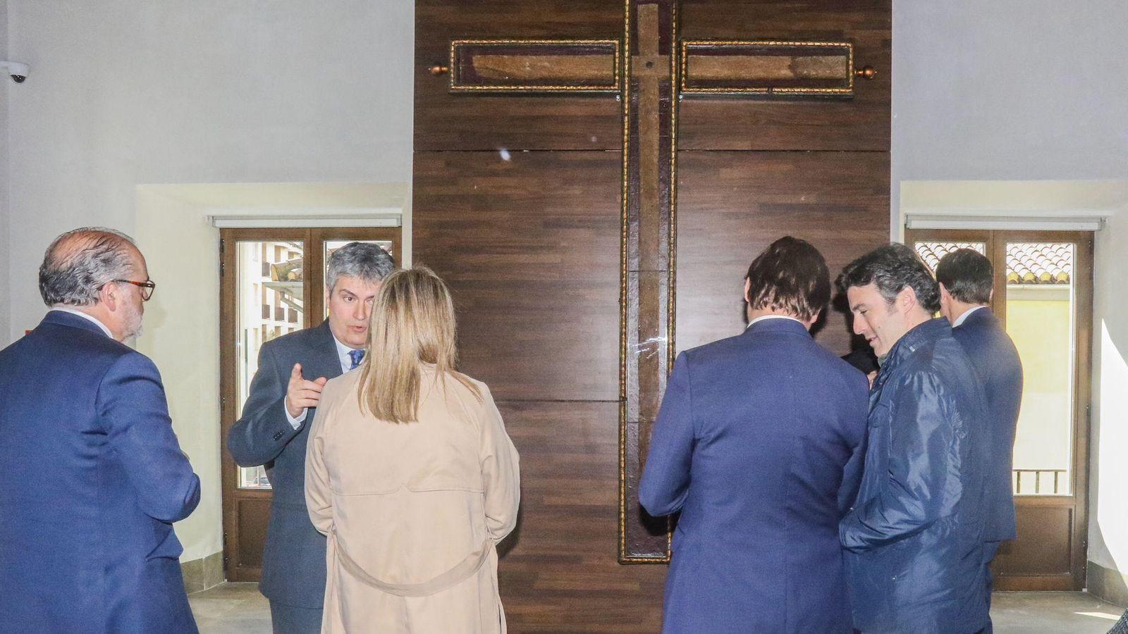 El espacio superior de la nave de doble altura está presidida por una cruz con reliquias del santo.