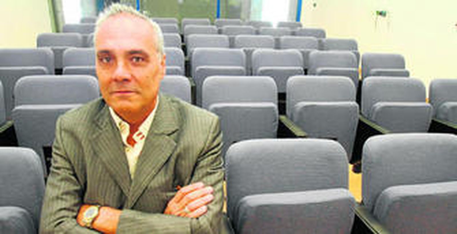 Mario Husillos posa en la sala de prensa del estadio de atletismo Ciudad de Málaga.