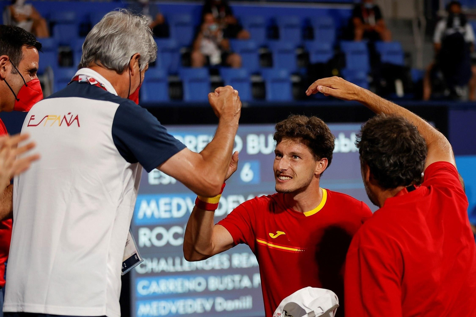Pablo Carreño celebra la victoria con el equipo español.