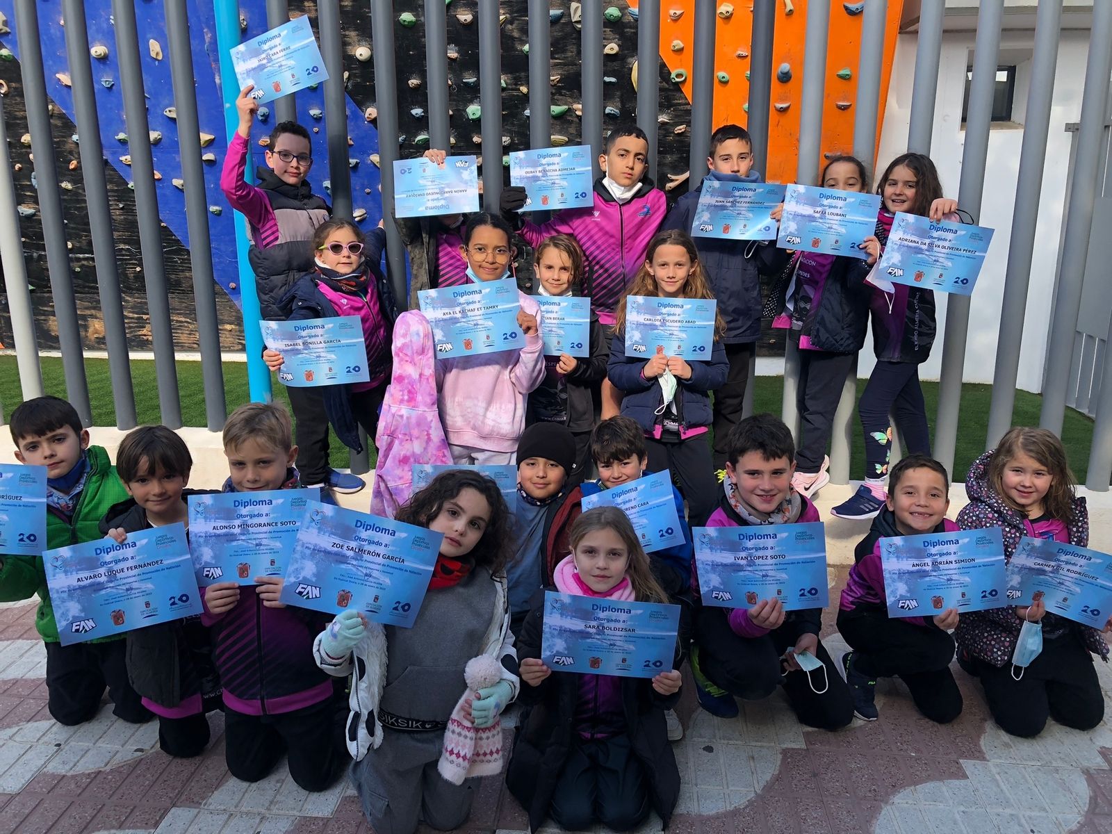 Los pequeños, con los diplomas