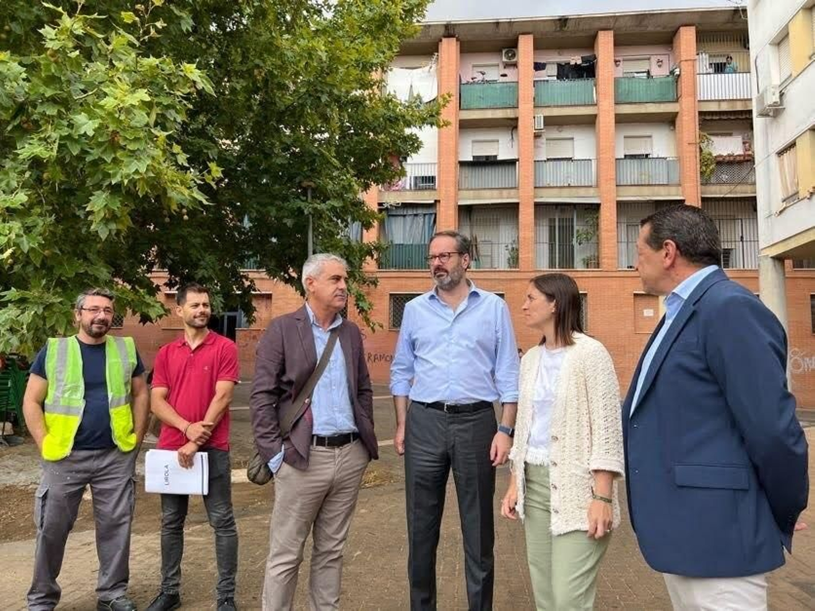 Visita a la Manzana 17 de el barrio del Guadalquivir.