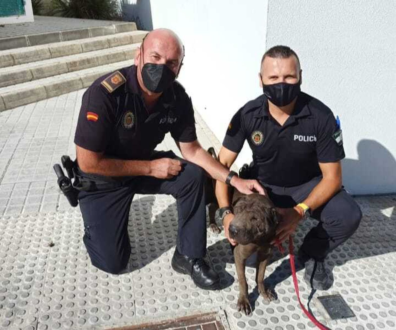 Los agentes posan con Loky tras ser localizado.