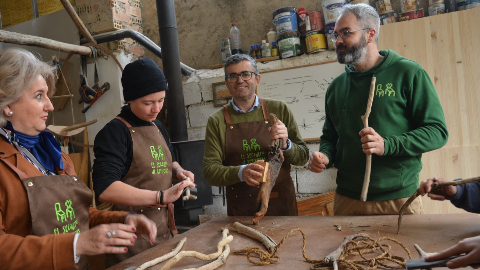 El delegado Javier Martín, y la alcaldesa María del Carmen Ros han visitado el taller ‘El Secadero de Reviverdes’