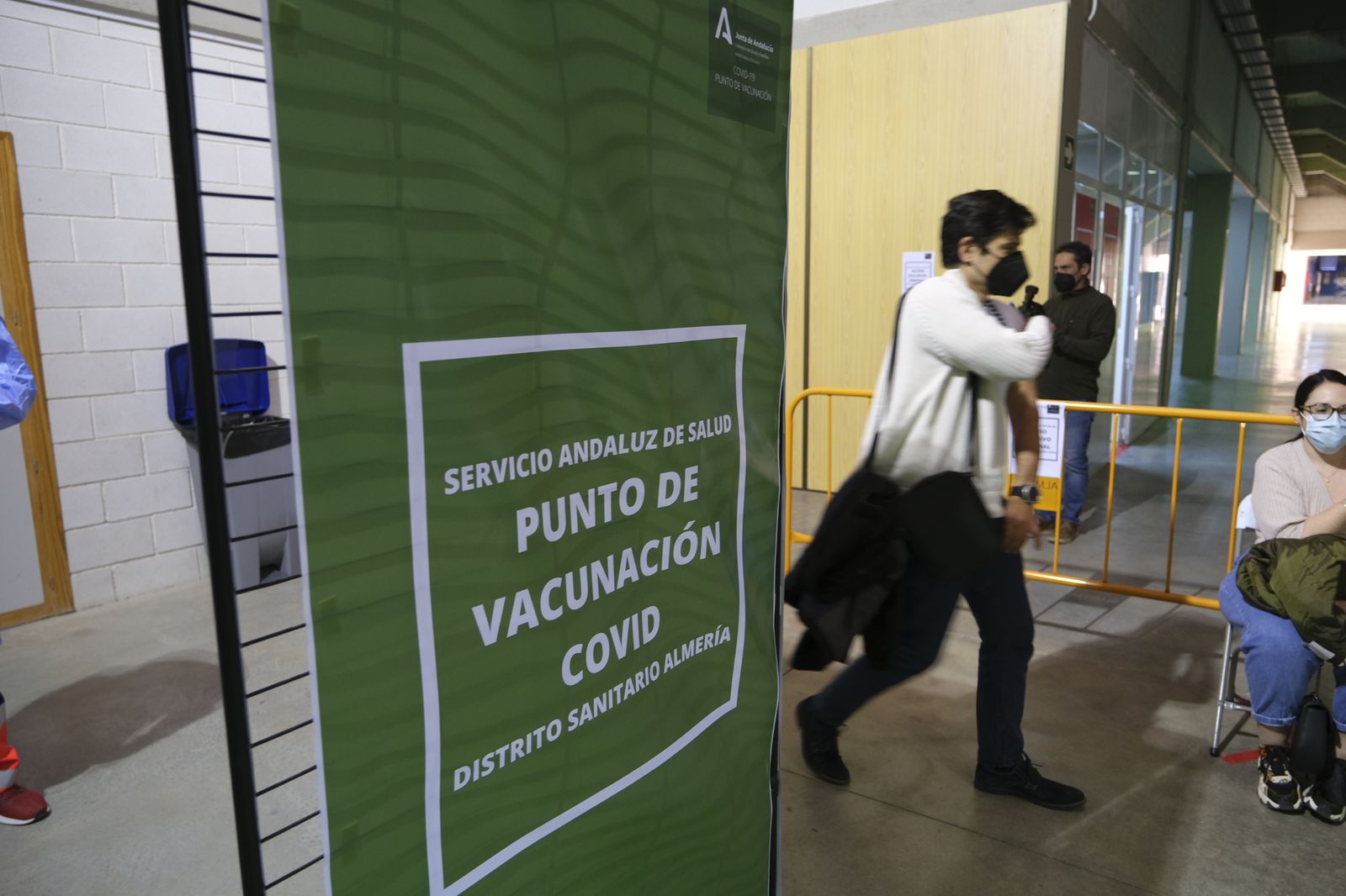 Fotogalería vacunación COVID-19 en el Palacio de los Juegos Mediterráneos. Almería