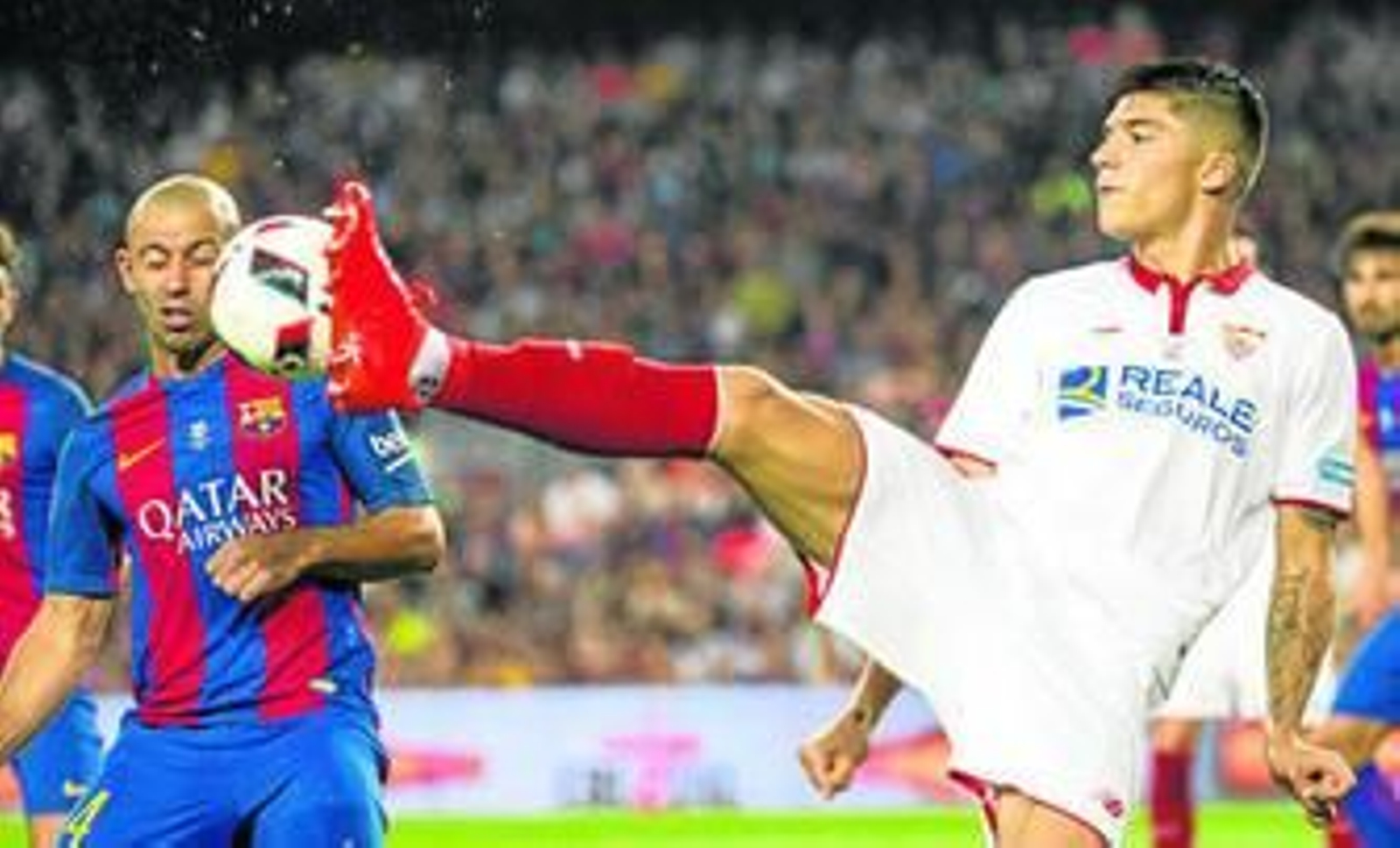 Correa, uno de los sevillistas más destacados en el primer periodo, intenta controlar un balón ante su compatriota Mascherano.