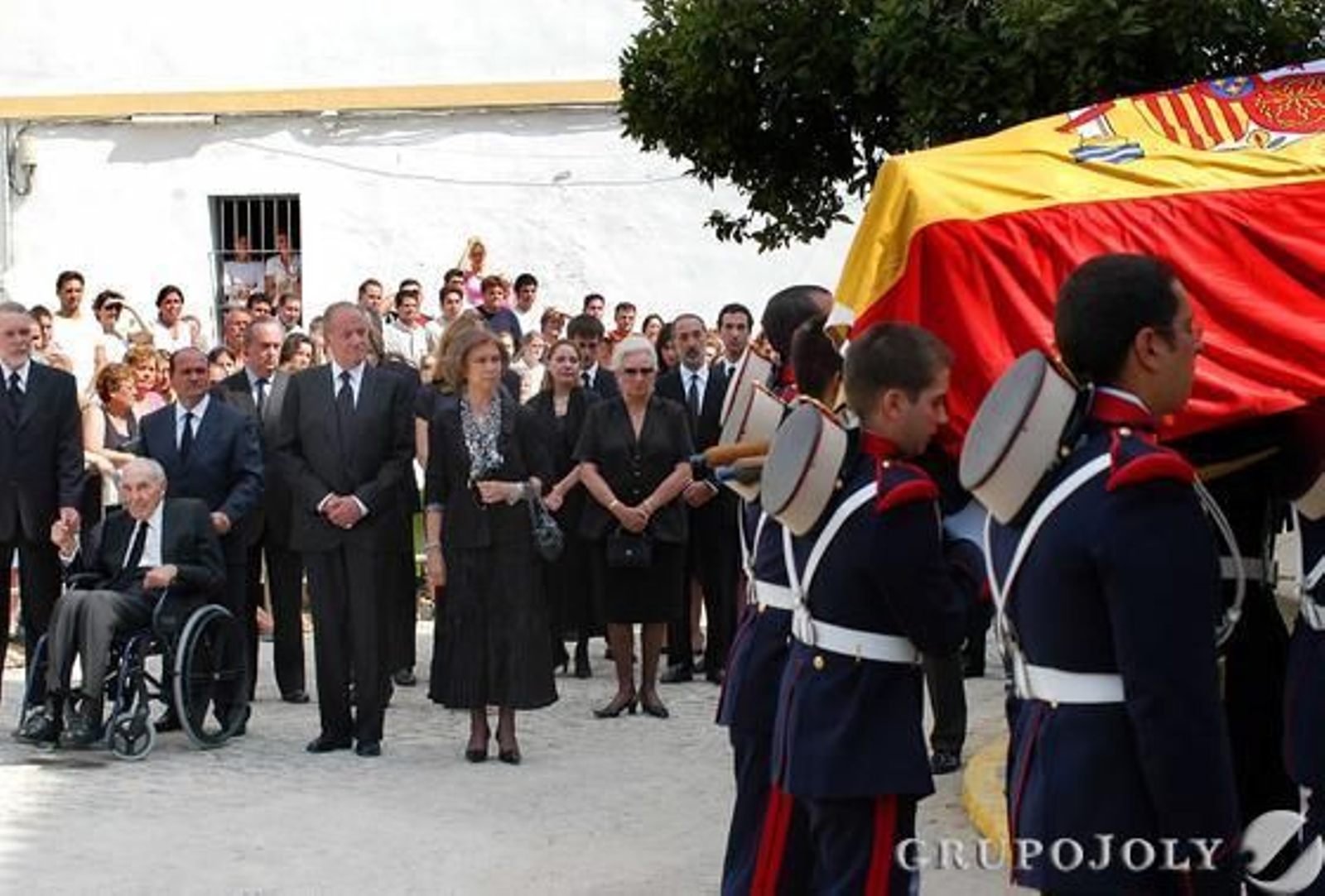 Los Reyes, durante el entierro de su tía en Villamanrique. 


Foto: D.S.