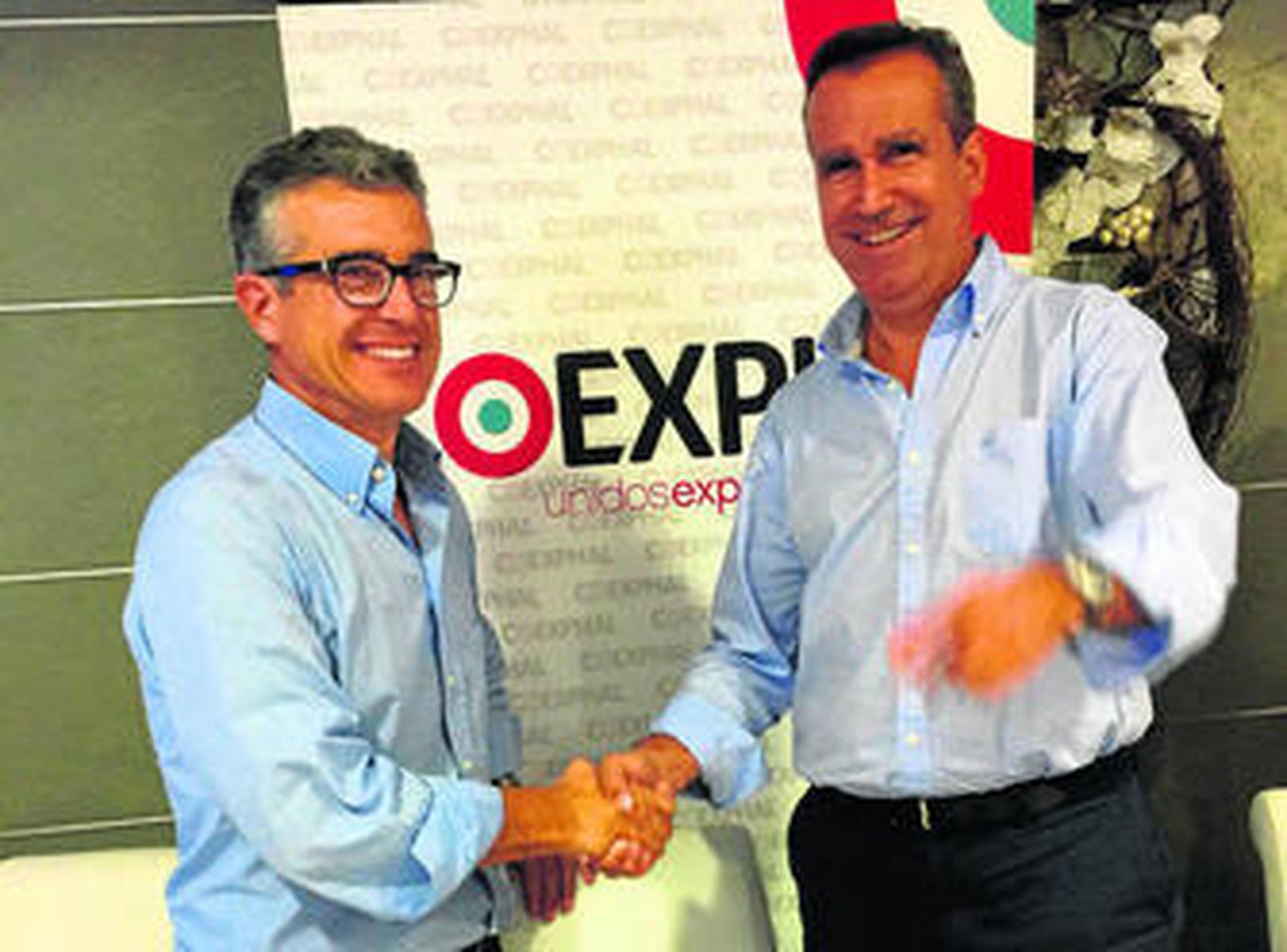 El hasta ahora gerente de Coexphal, Juan Colomina, pasa el testigo a Luis Miguel Fernández en el cargo.