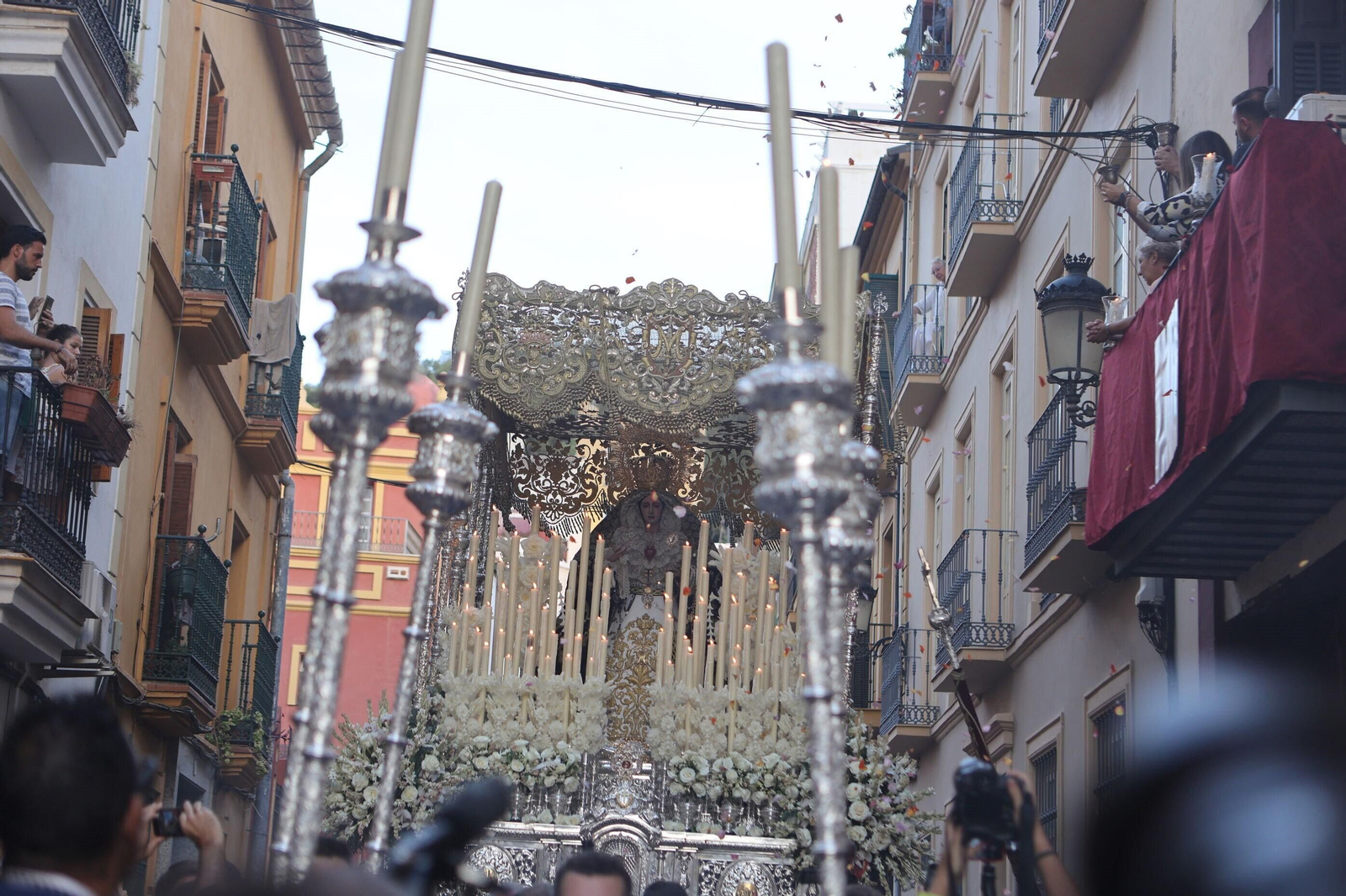 Las fotos de la procesión de Nuestra Señora de la Caridad por el barrio de la Victoria