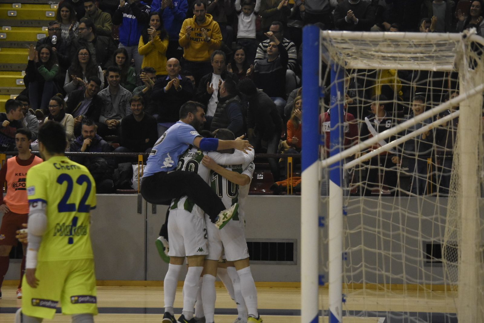 Los jugadores del Itea celebran un gol ante Chemi.