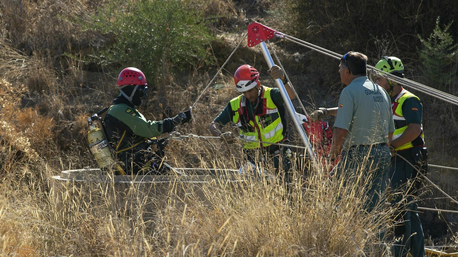 Guardias civiles revisan un pozo.