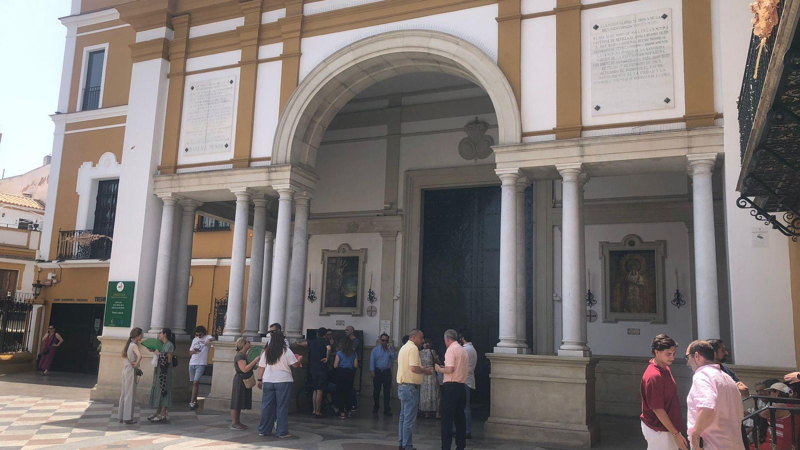 La Basílica de la Macarena, cerrada una hora antes al mediodía. La Basílica de la Macarena, cerrada una hora antes al mediodía.