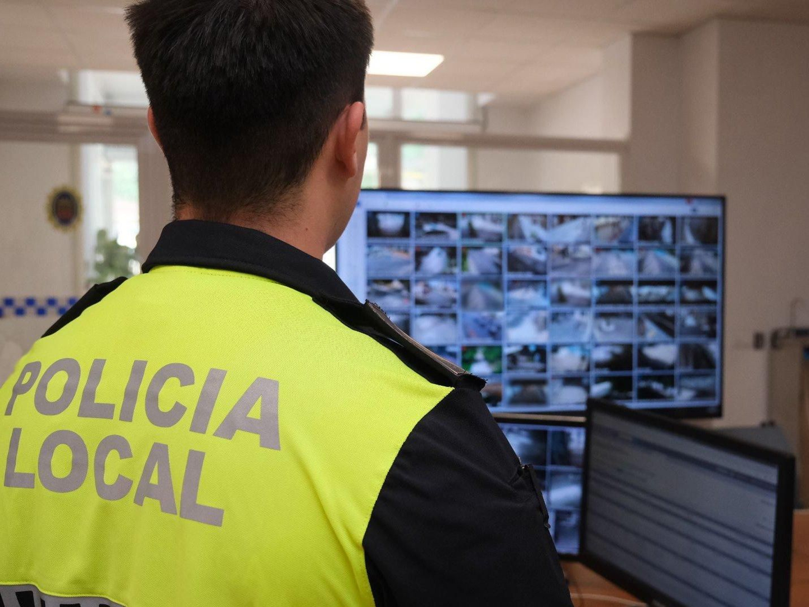 Un agente en el centro de pantallas de la Jefatura de la Policía Local de Cabra