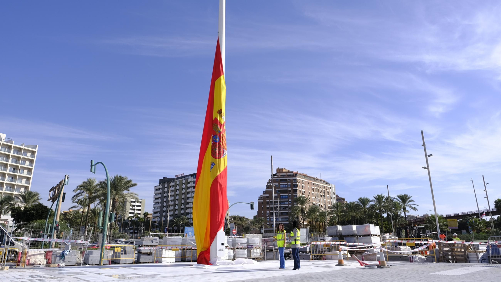 La prueba del izado de la bandera española y las obras del Puerto de Almería, en imágenes