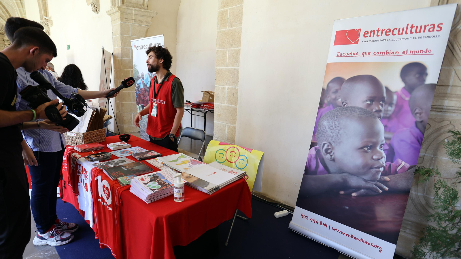 Imágenes de la Feria de la Diversidad en Los Claustros de Santo Domingo