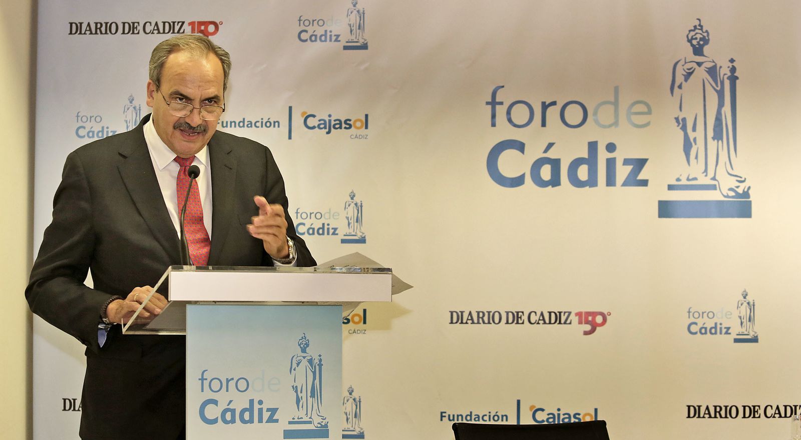 Prudencio Escamilla, en un momento de su intervención, anoche en la Casa Pemán.