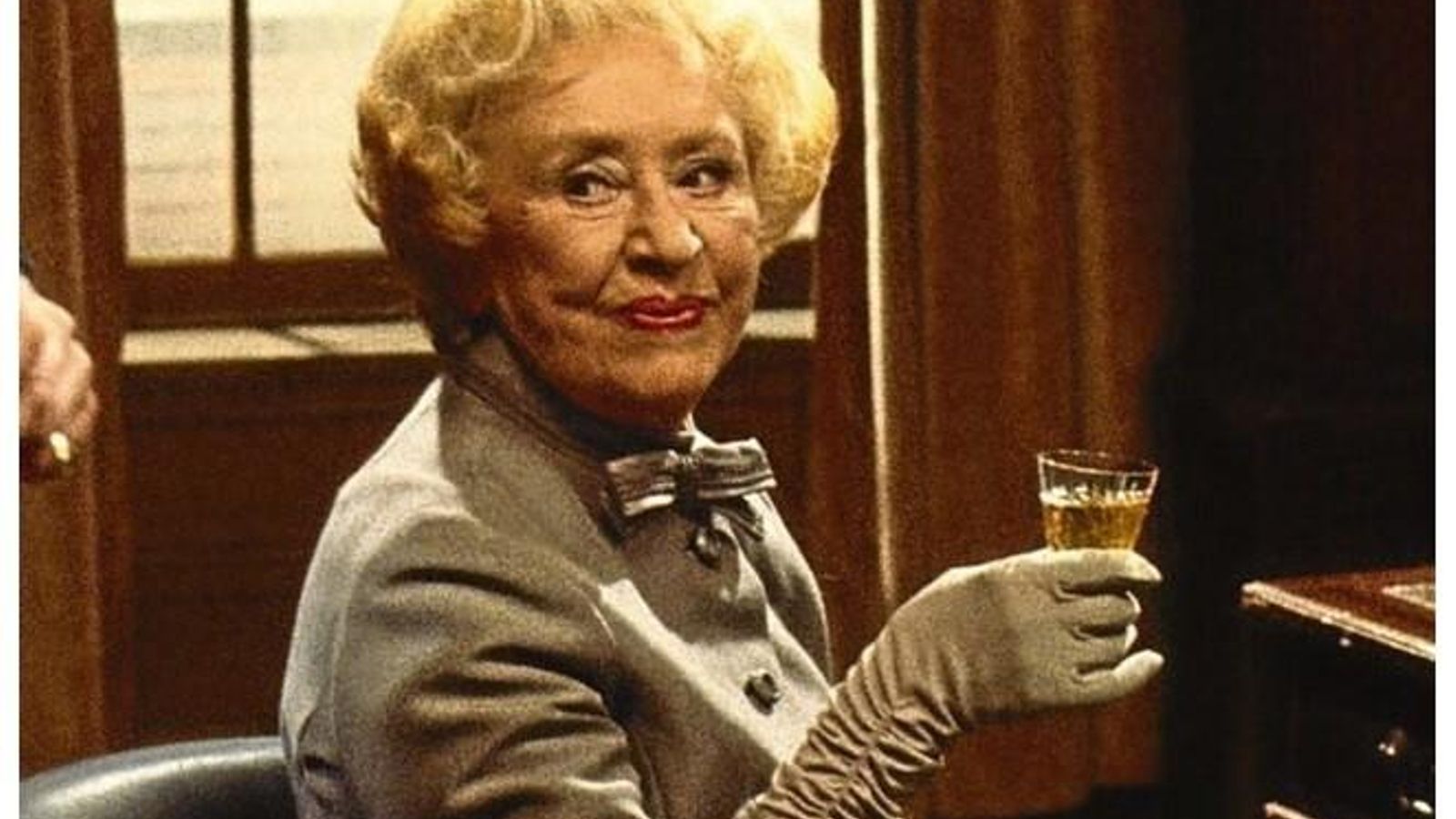 El personaje de Annie Walker y su copa de jerez en la longeva serie de 'Coronation Street'.