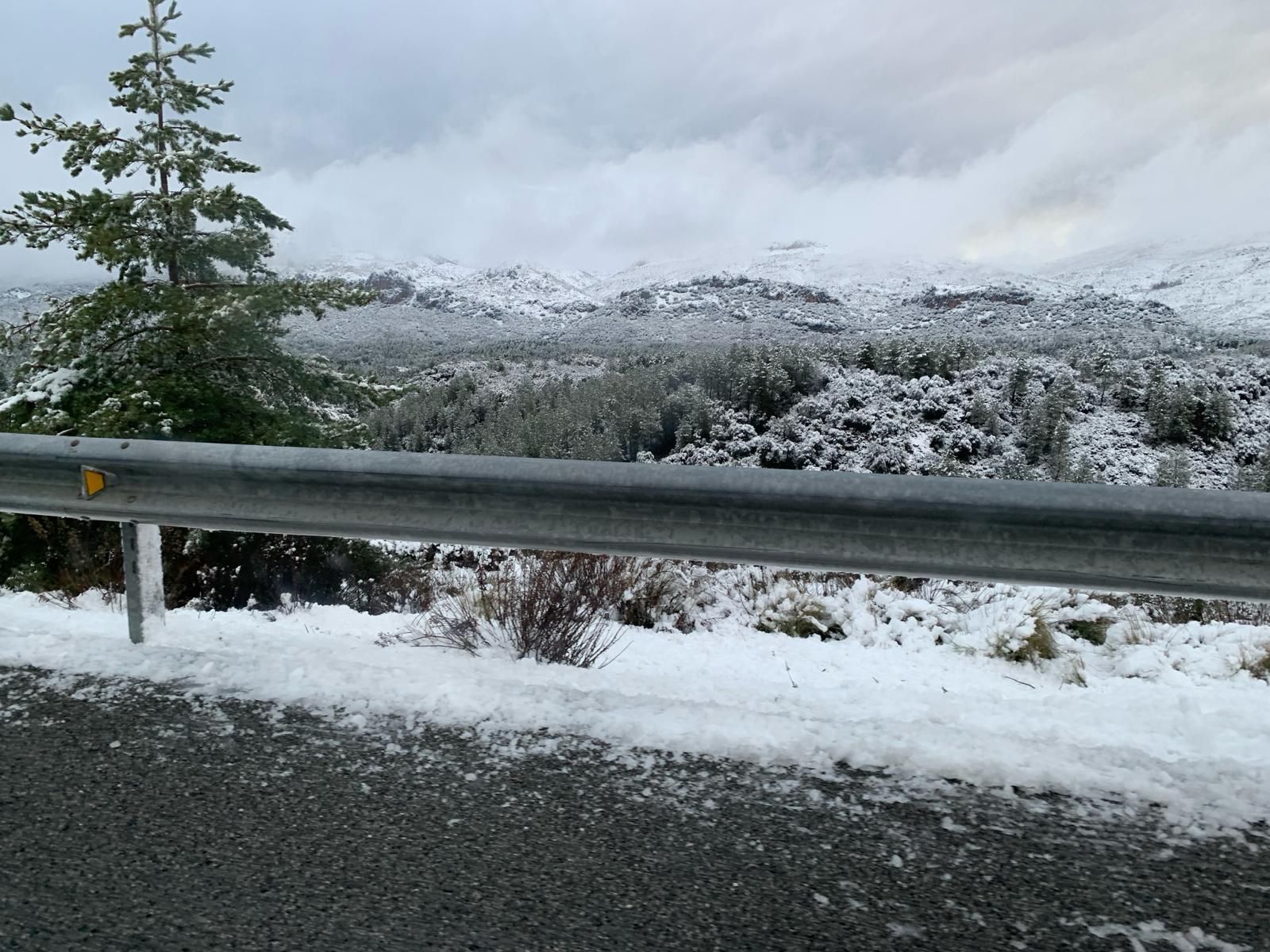 Granada despide la Semana Santa cubierta de nieve