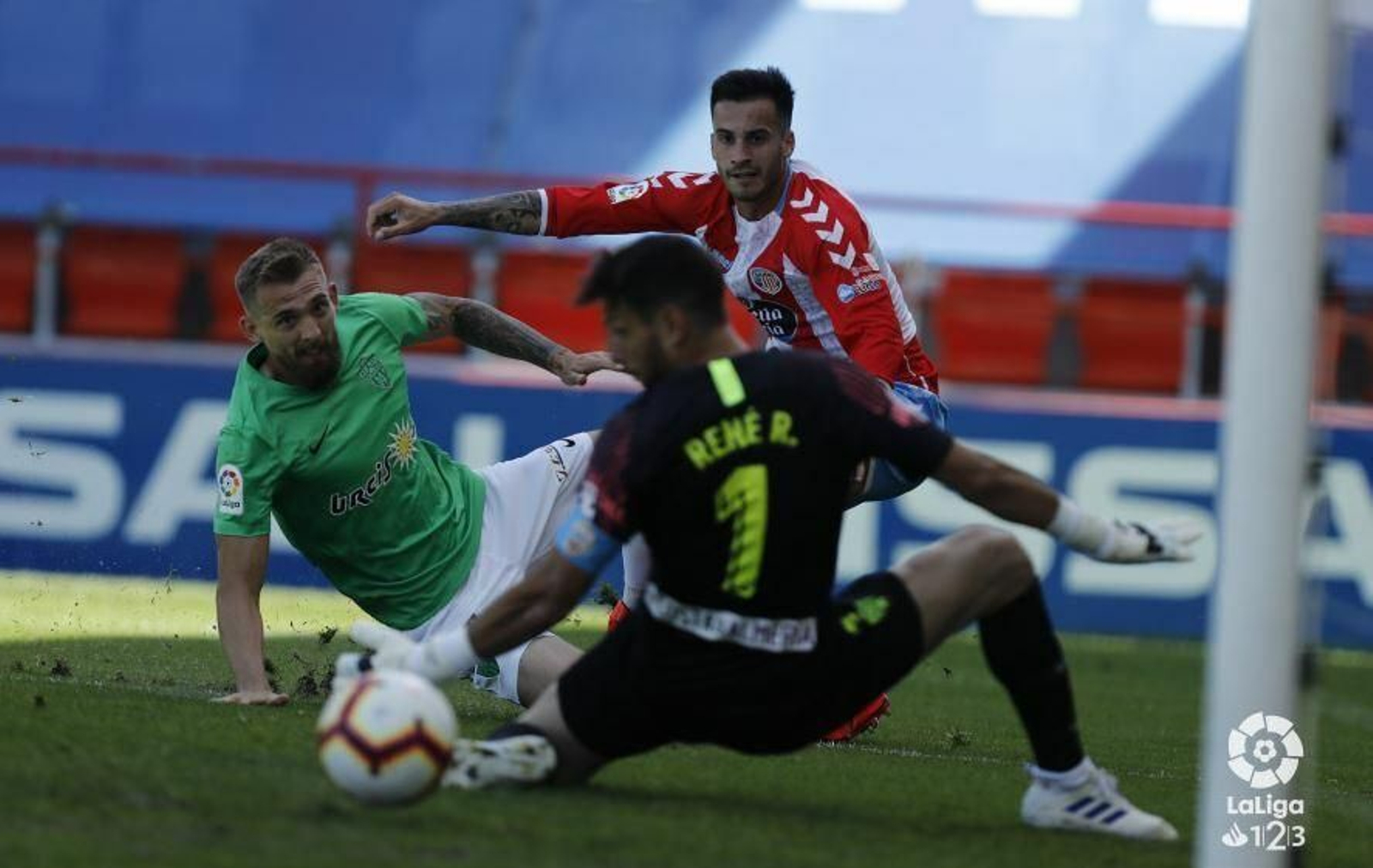 Valentín chuta a puerta.