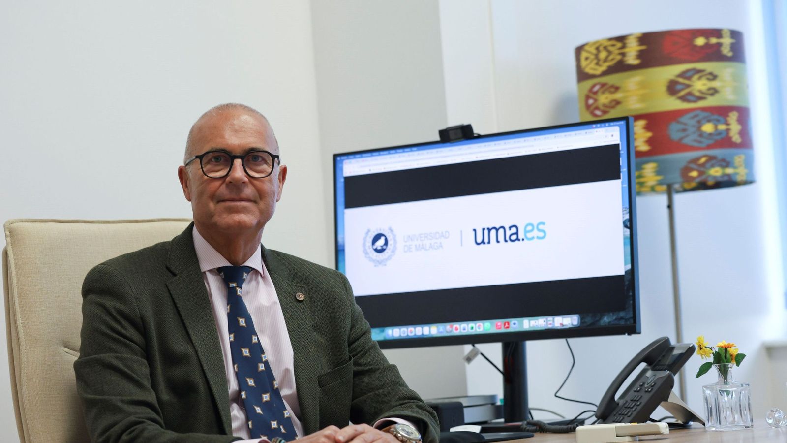 El catedrático Pablo Lara en su despacho.