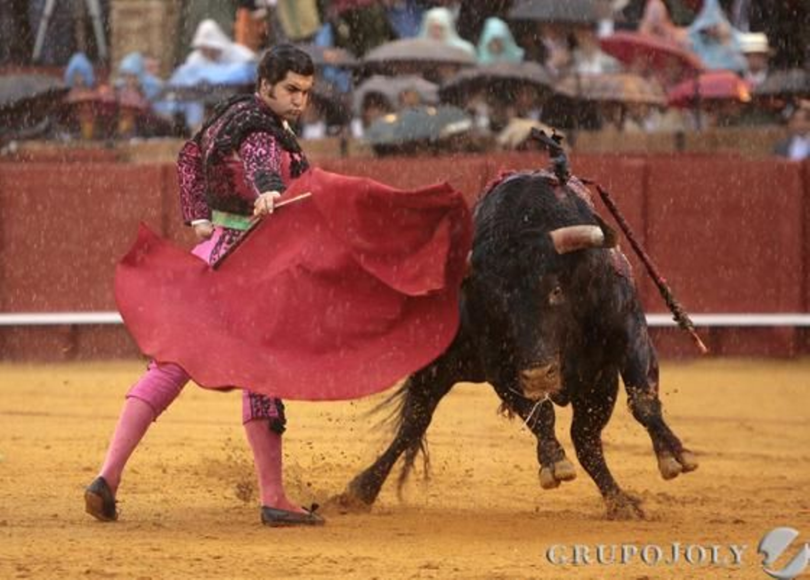 El torero Morante de la Puebla lidia el primer toro de la tarde bajo una gran tormenta.

Foto: Juan Carlos Muñoz