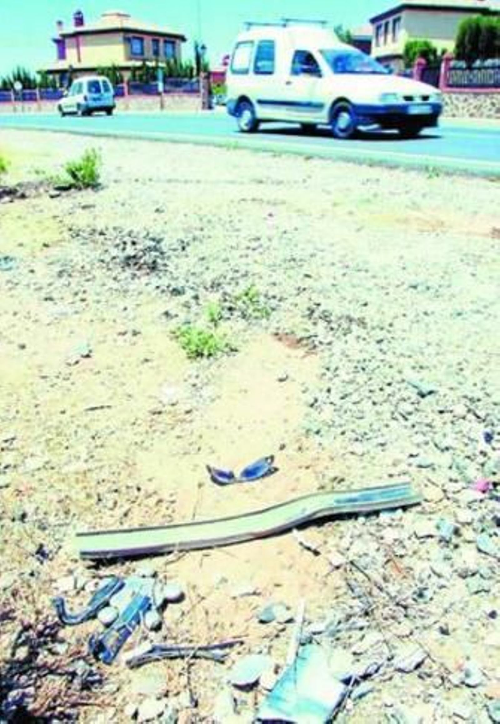 Restos de un accidente en una carretera de Granada.