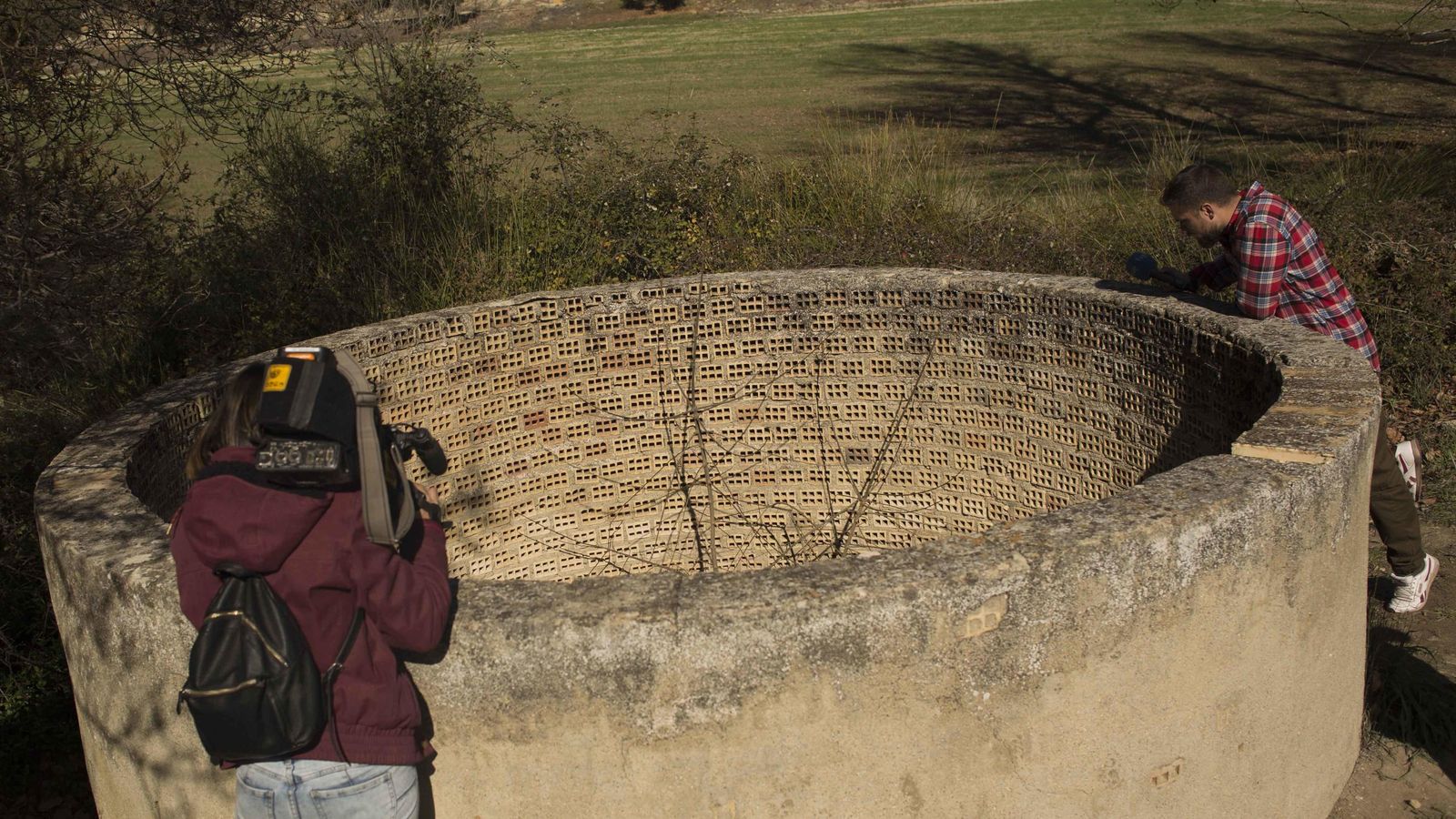 El pozo por el que se ha precipitado el hombre.