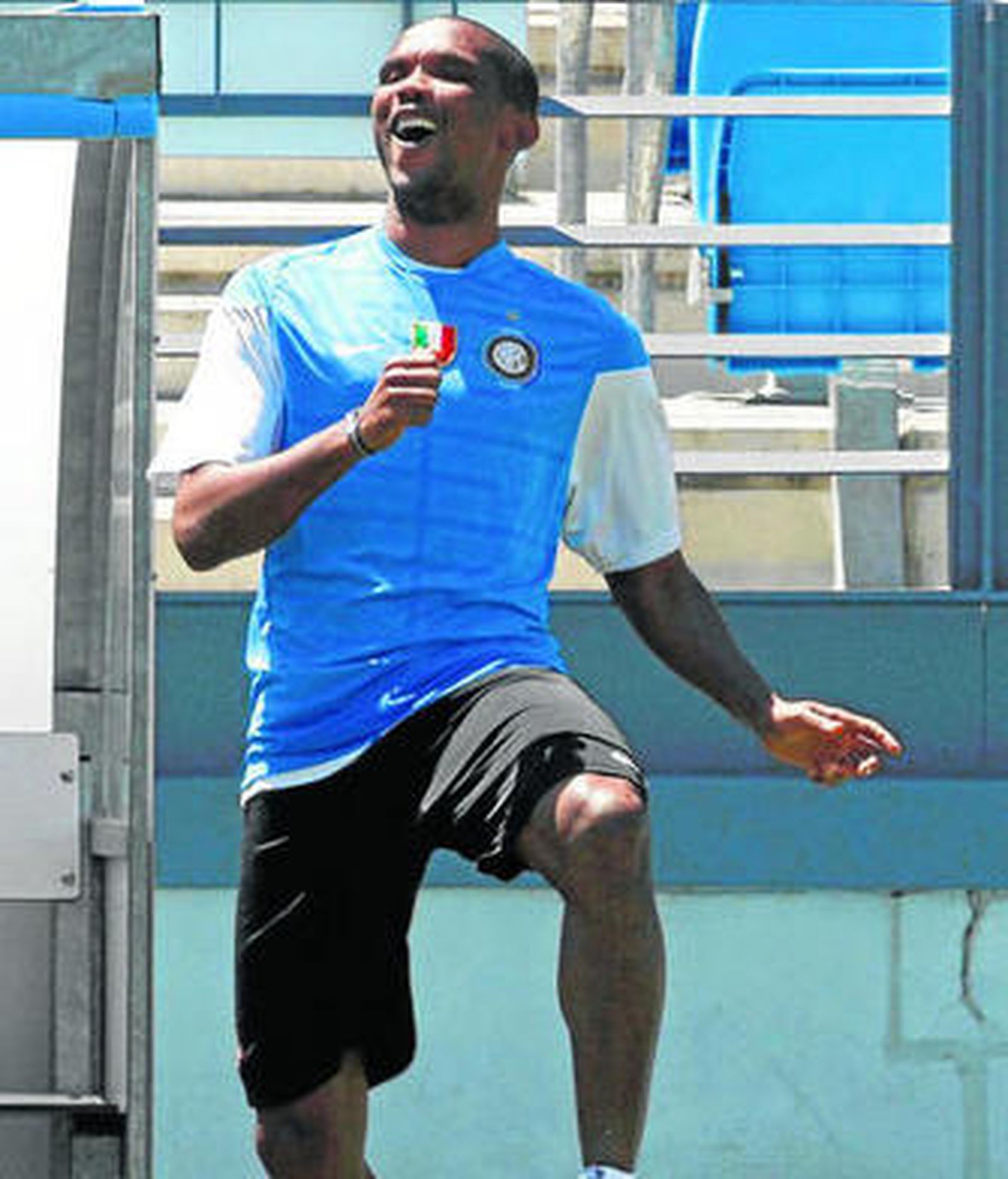 Eto'o bromea durante en el entrenamiento previo a la final.