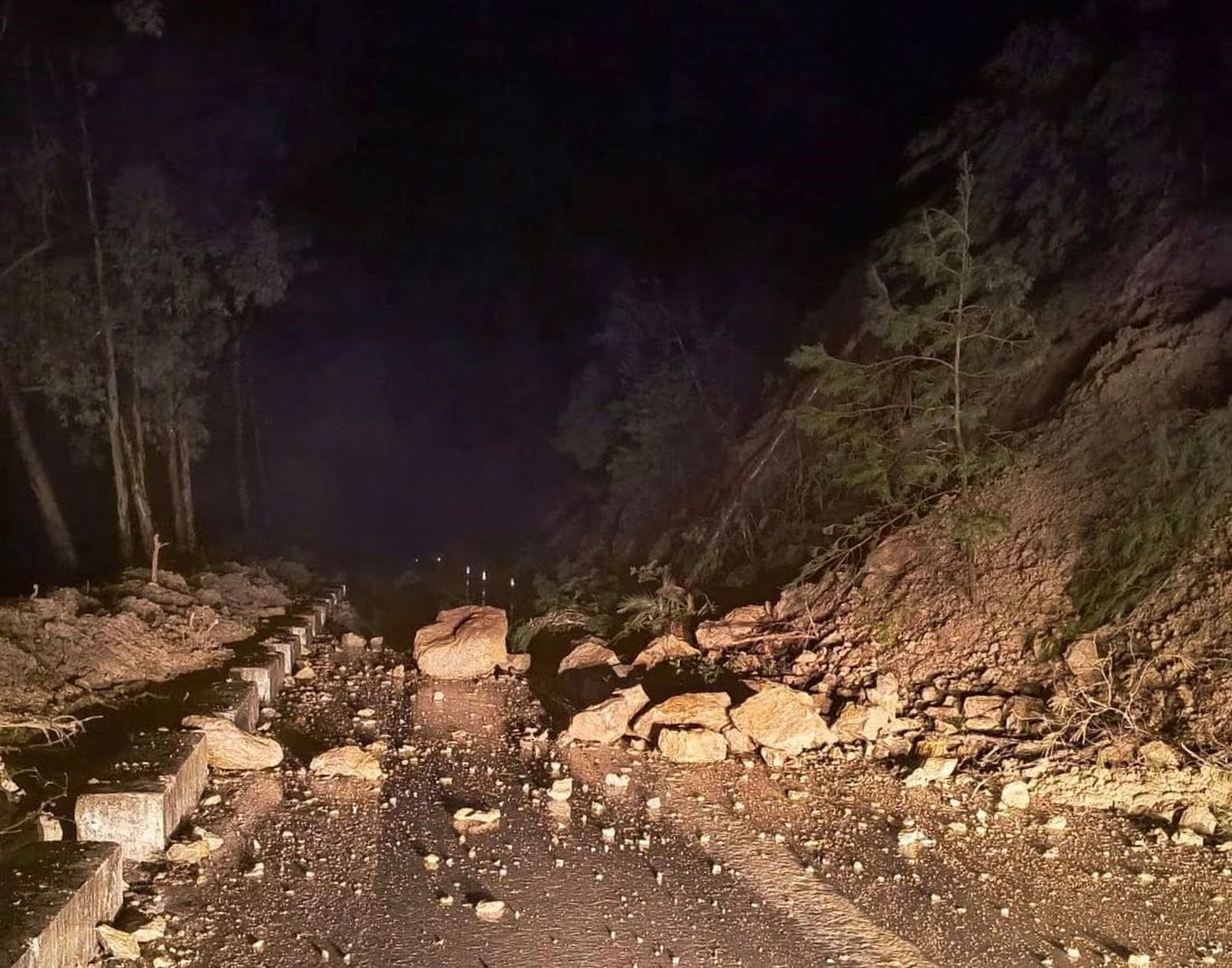 Desprendimiento en la carretera entre Benamahoma y El Bosque.