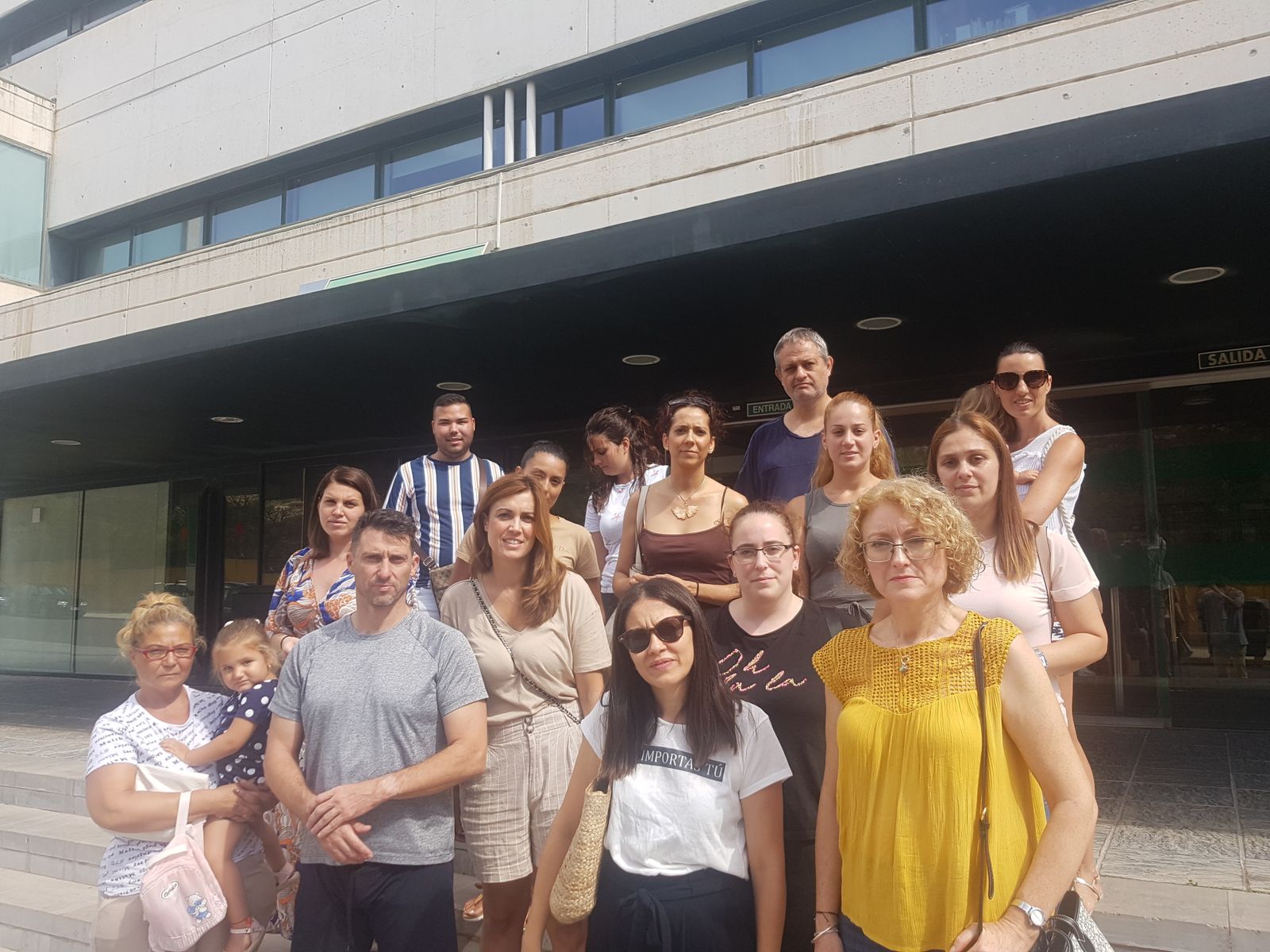 Los padres y madres de la Escuela Infantil Mediterráneo, a las puertas de la sede de la Delegación.