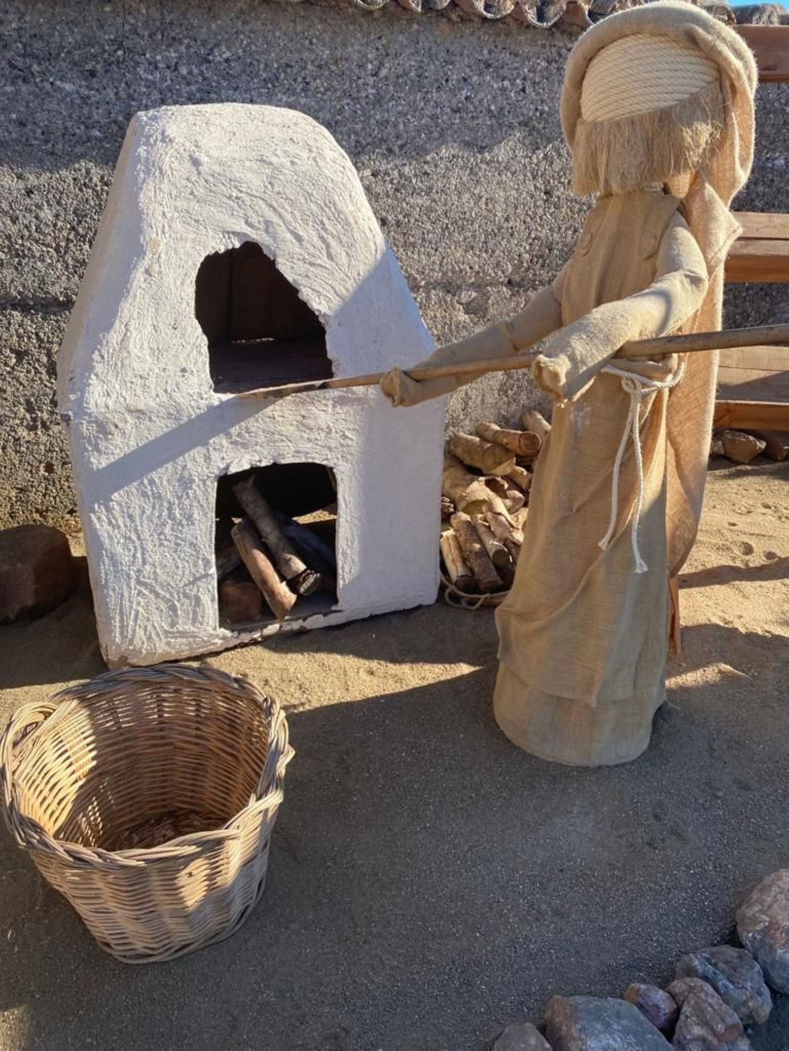 Un recorrido en fotografías por el gran belén artesanal de Los Blázquez