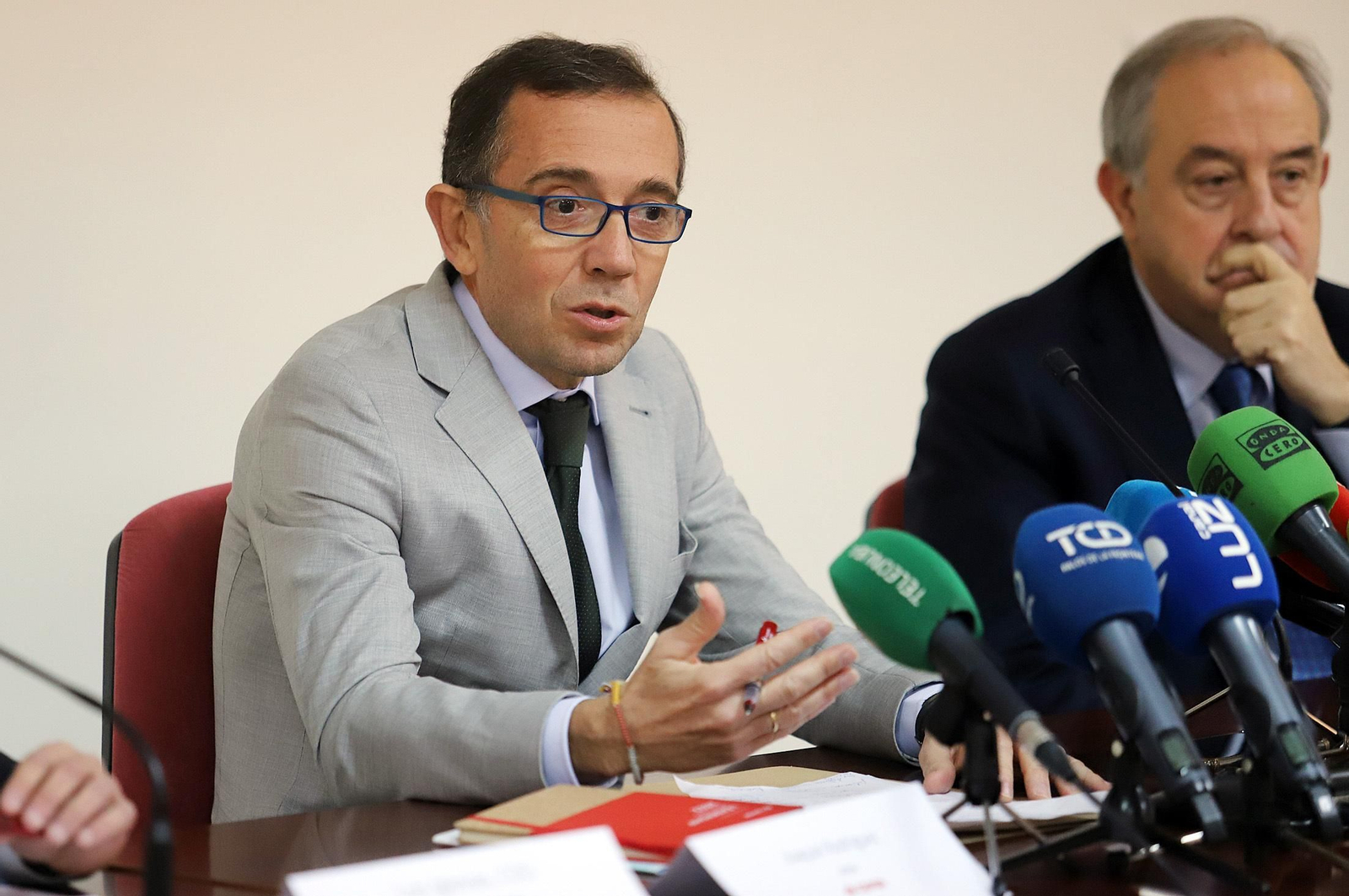 Imágenes del convenio entre Cepsa, Enagás Renovable y Alter Enersun para impulsar la descarbonización de la industria local y el transporte