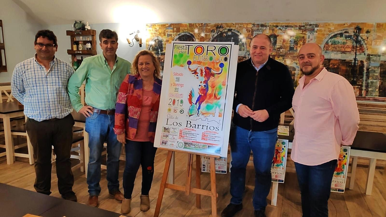 Las autoridades y la organización del Toro Embolao, con el cartel de 2019.