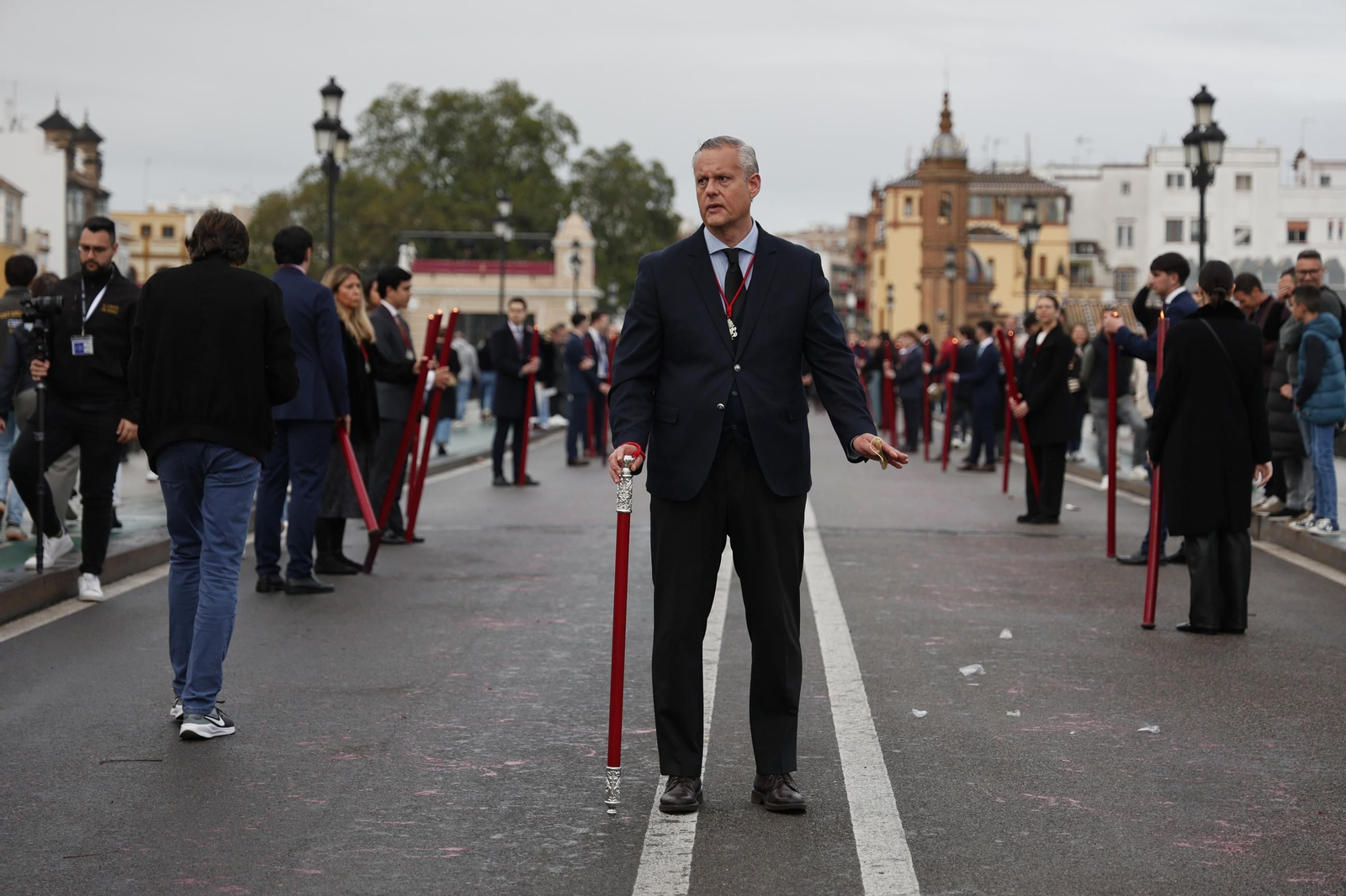 Las imágenes del regreso de San Gonzalo por el puente de Triana