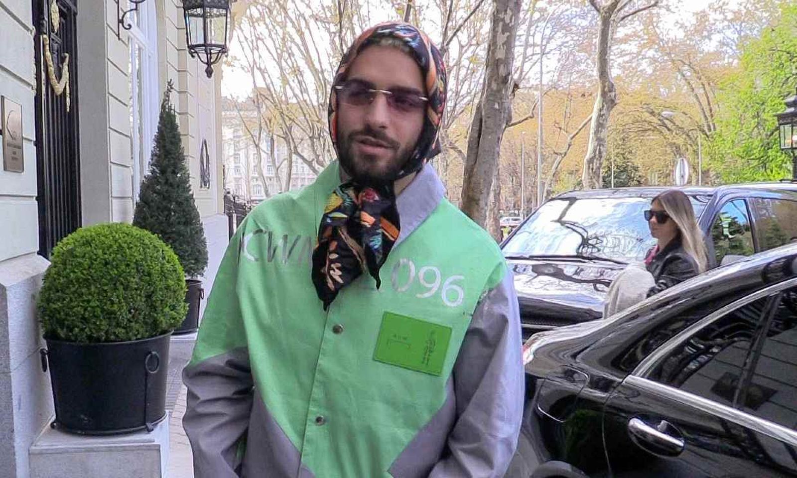 Maluma, con el sorprendente estilismo que lució a su llegada a Madrid.