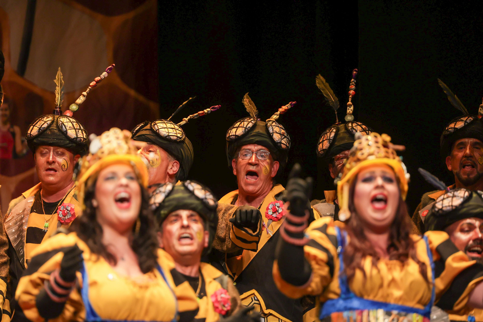 Imágenes de la actuación del coro de Huelva "La Rendición de los Bribones" en el Carnaval Colombino