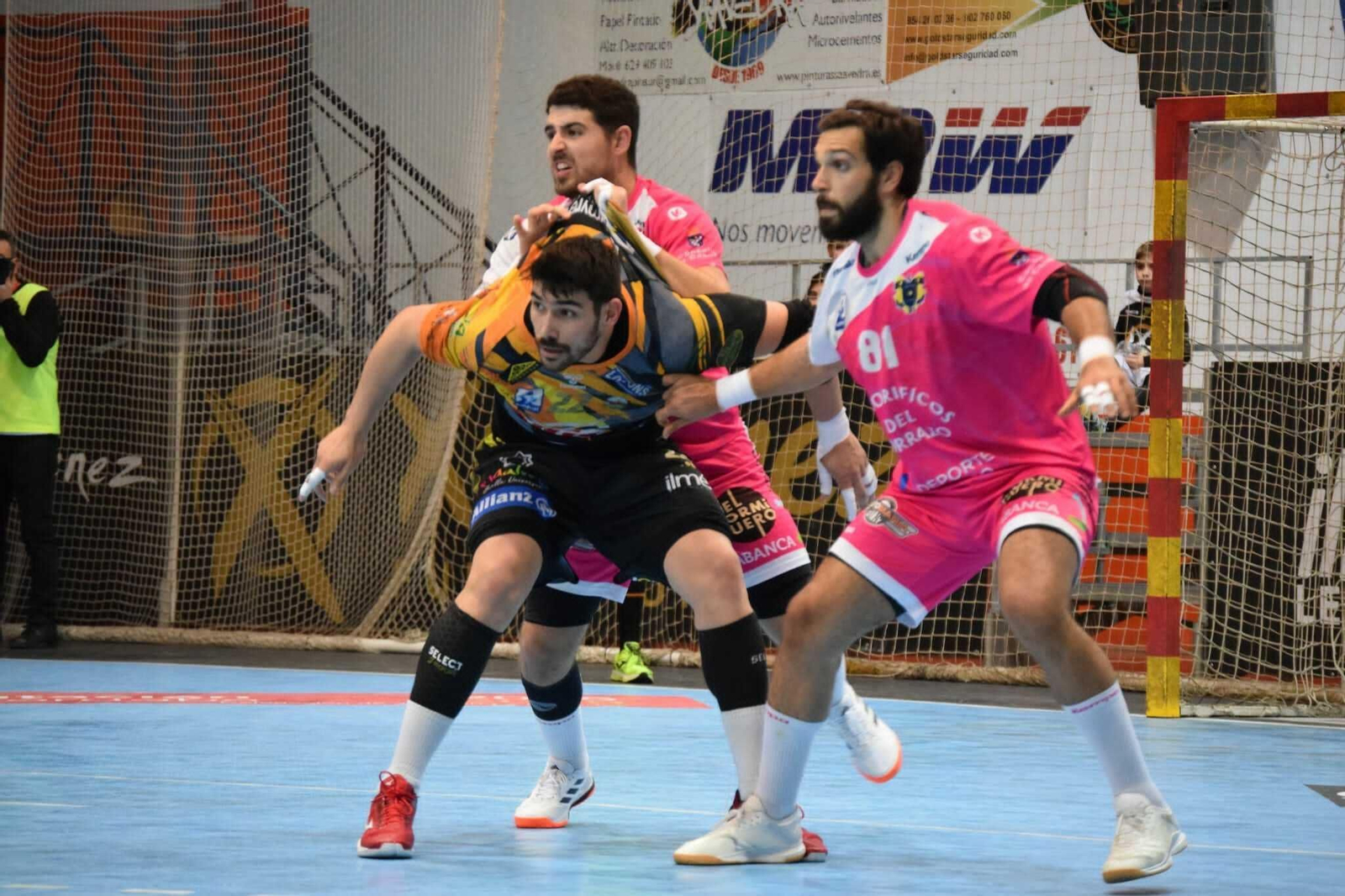 Javi García se zafa en el pivote con la defensa del Cangas.