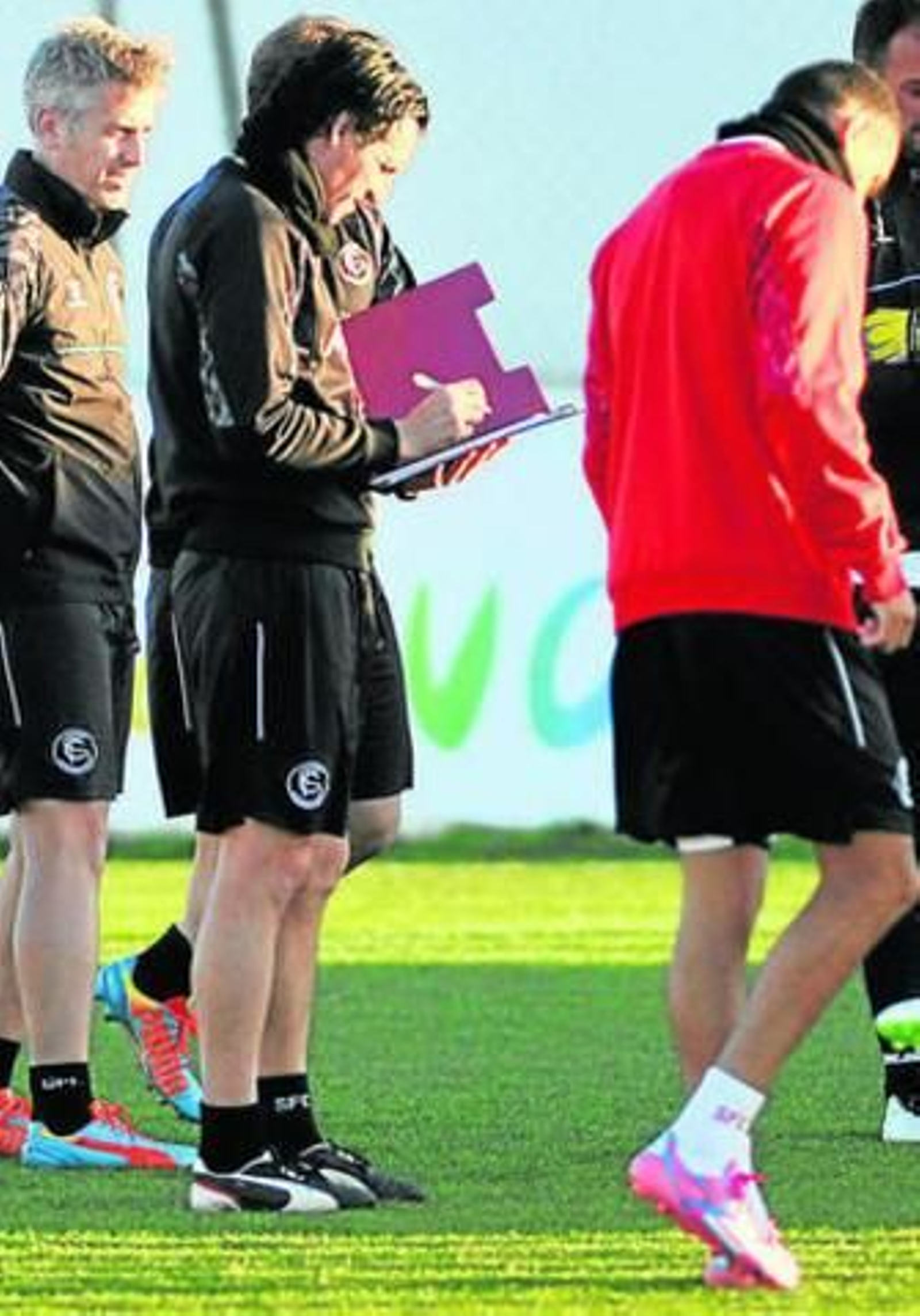 Emery consulta su carpeta en el inicio de la sesión de ayer.