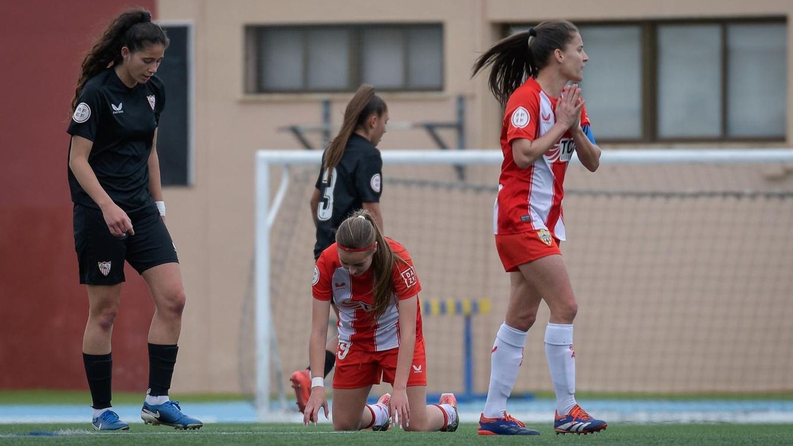 Jessi se lamenta en el duelo ante las hispalenses.