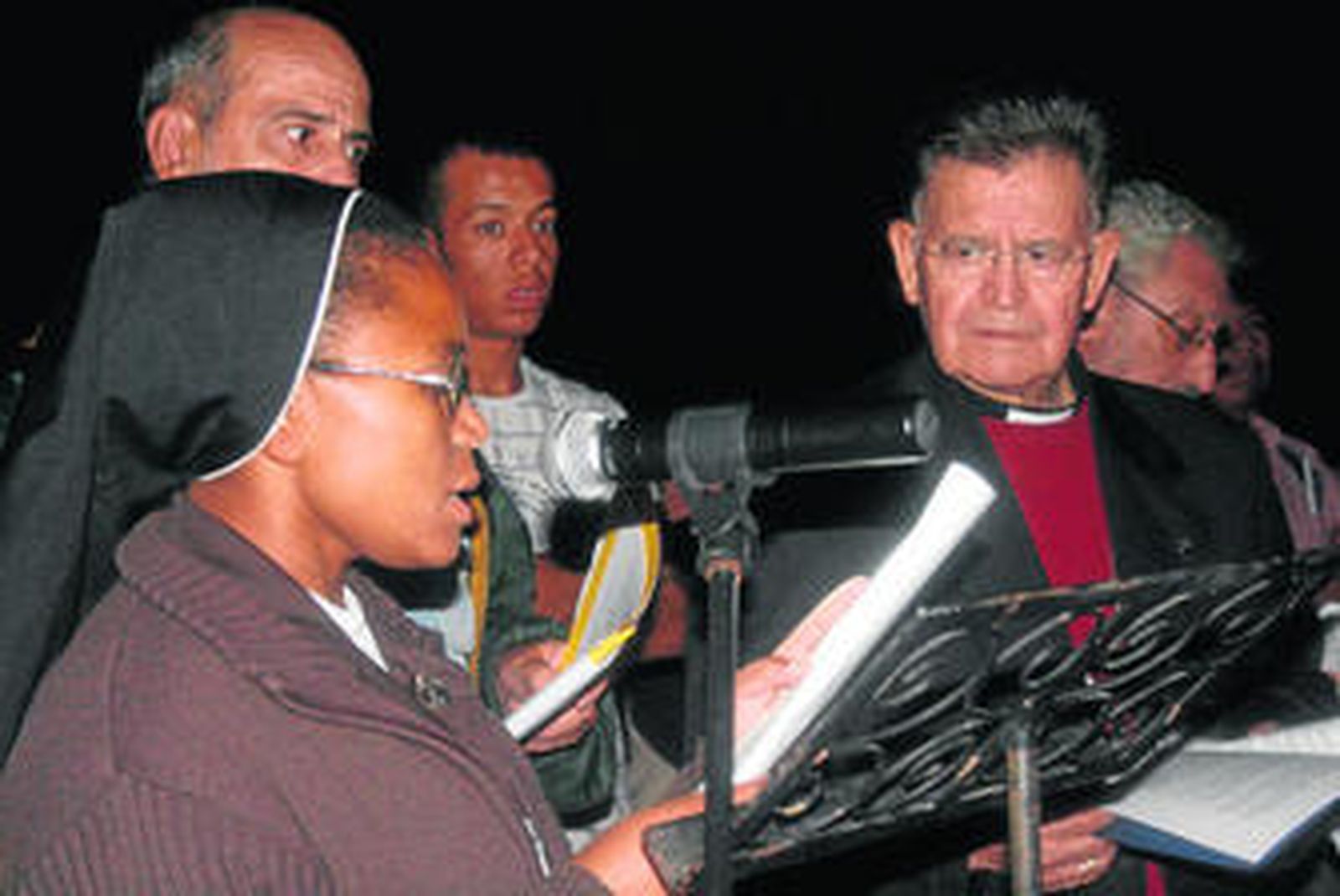 Una religiosa lee una plegaria, ayer en la playa de Los Lances.