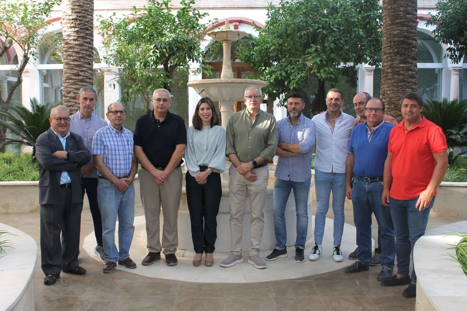Teresa Alonso, con empresarios del sector del mueble de Lucena.