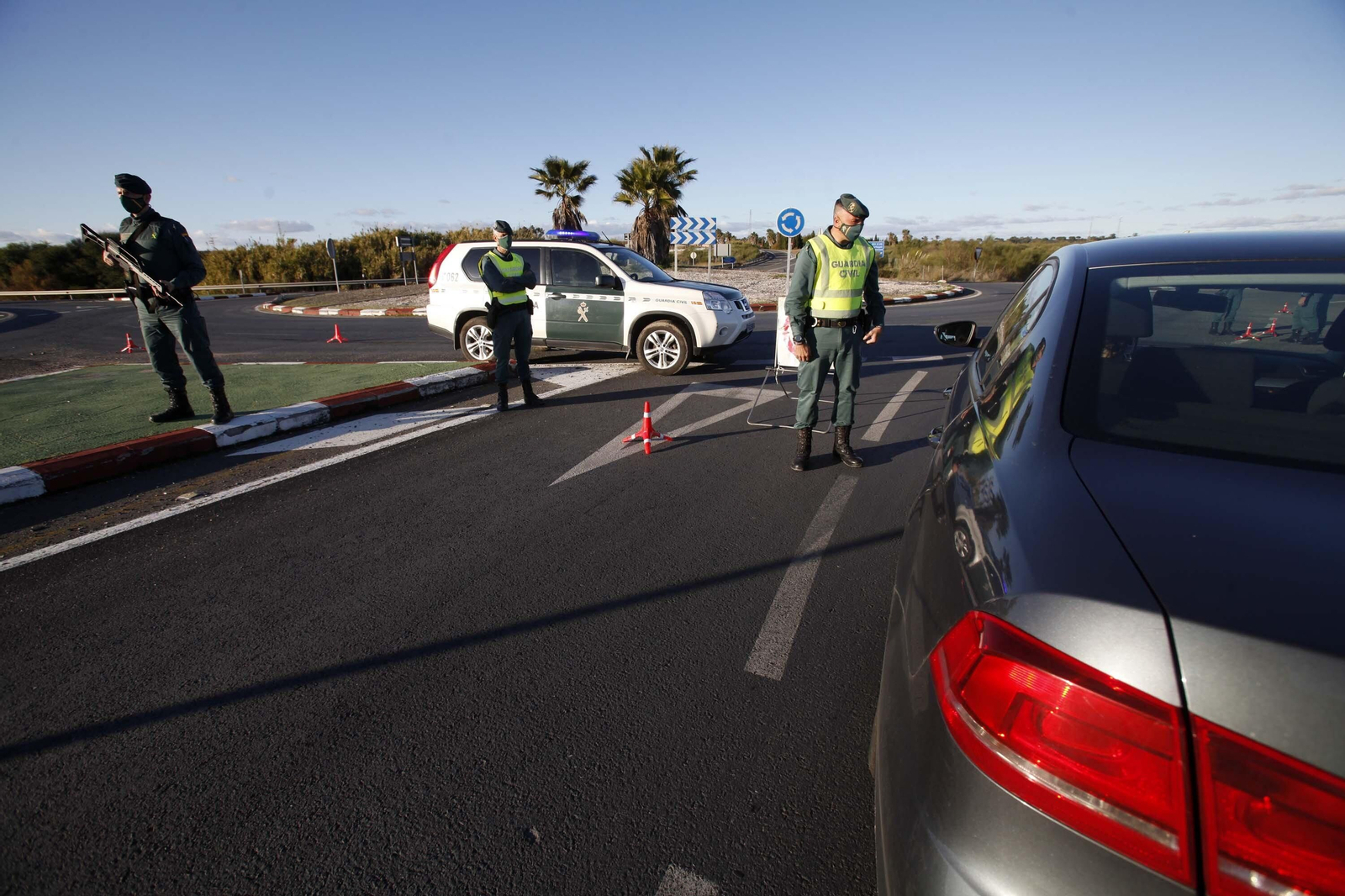 Controles de la Guardia Civil en los accesos a la costa de Huelva