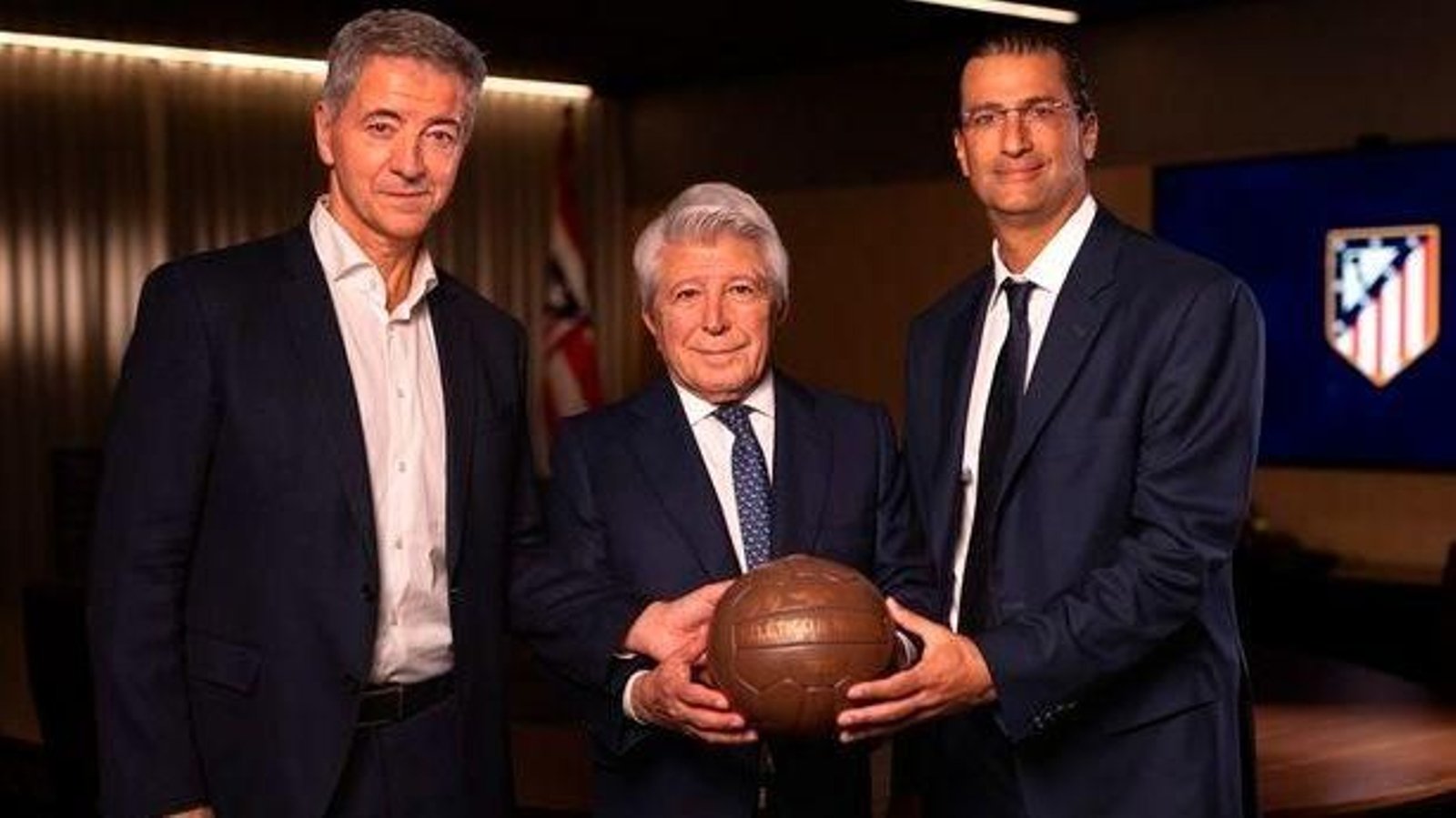 Miguel Ángel Gil y Enrique Cerezo junto con Robert Givone, socio de Apollo y co-gestor de ASC.