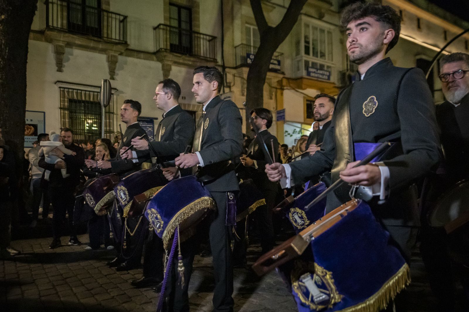 Multitudinario pasacalles de la Banda de las Cigarreras por el centro de Jerez