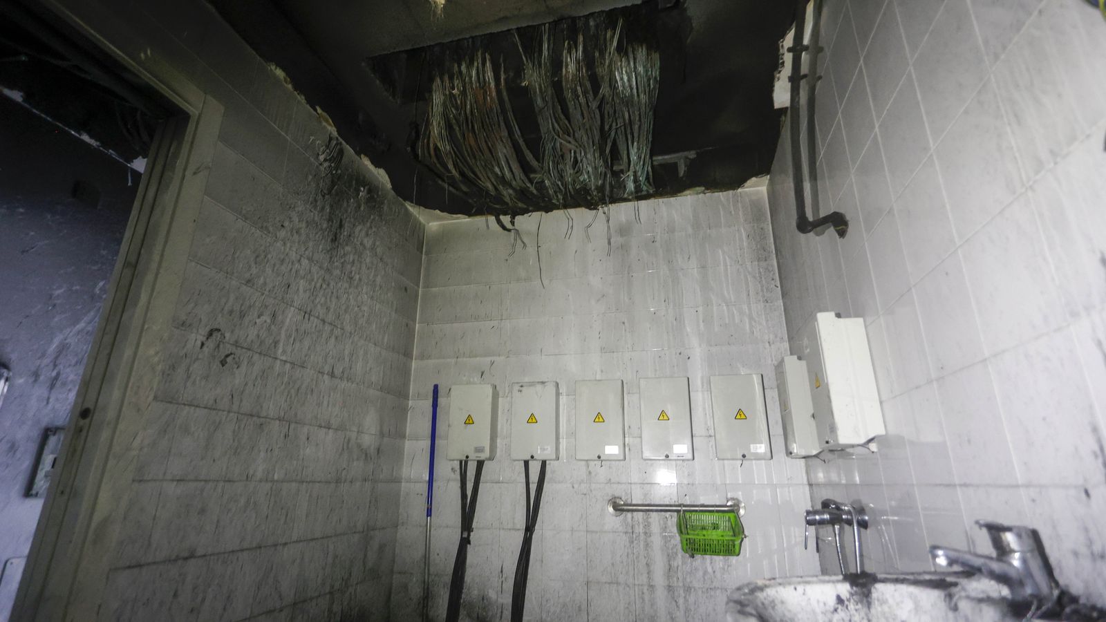 El cuarto de baño de Alejandro, hoy lleno de contadores.