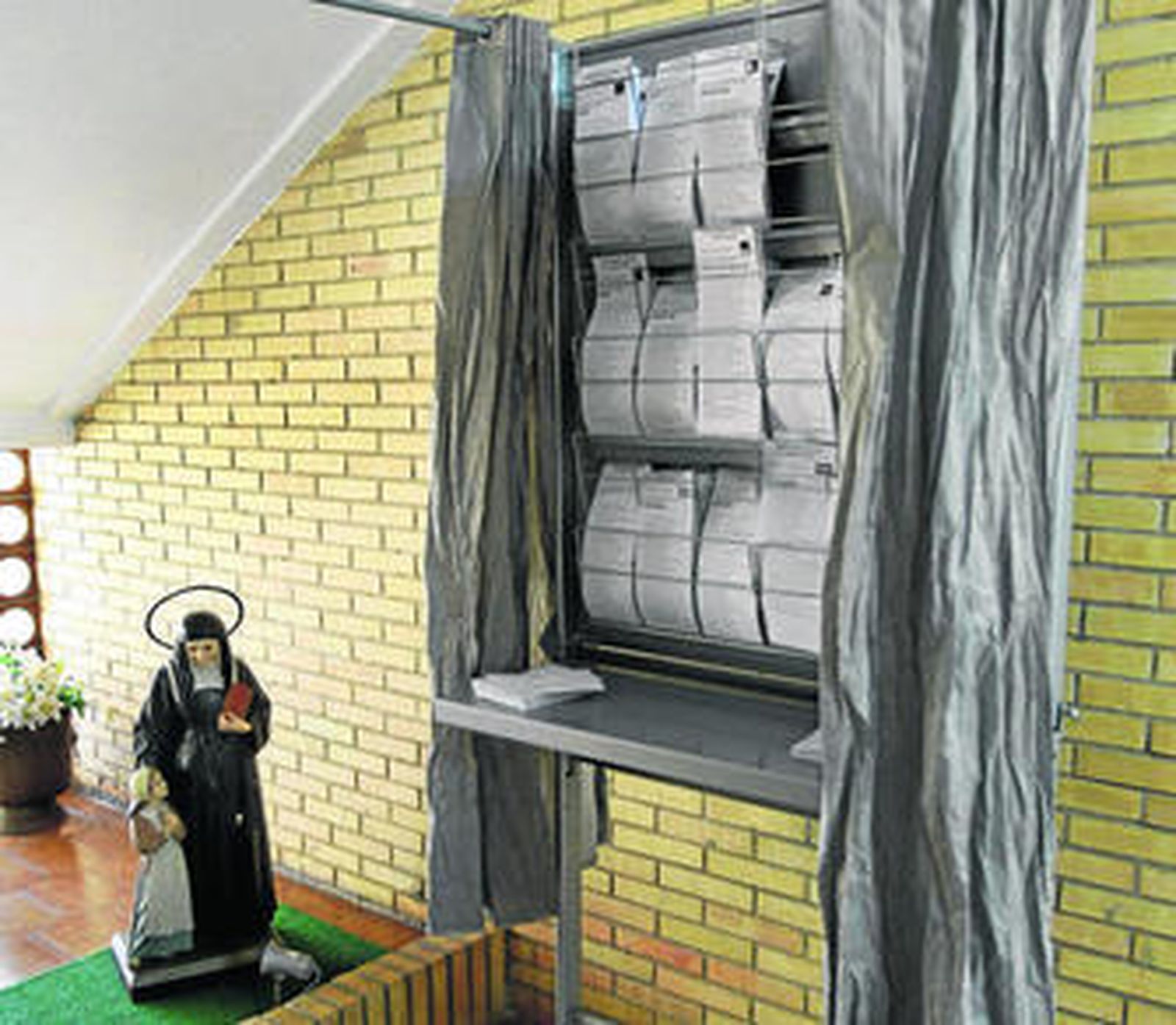 Papeletas de todos los partidos en el colegio Luisa de Marillac.