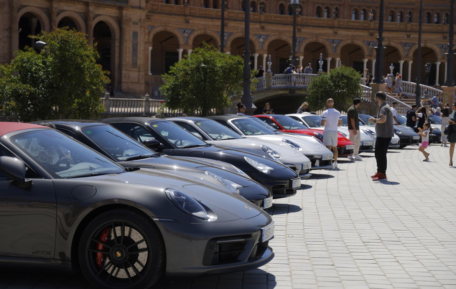 Las imágenes del 60º aniversario  del Porche 911 en la Plaza de España de Sevilla