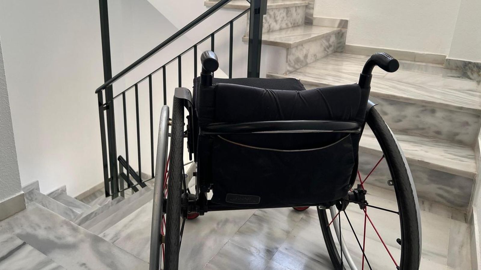 Silla de ruedas del hombre afectado en Vélez