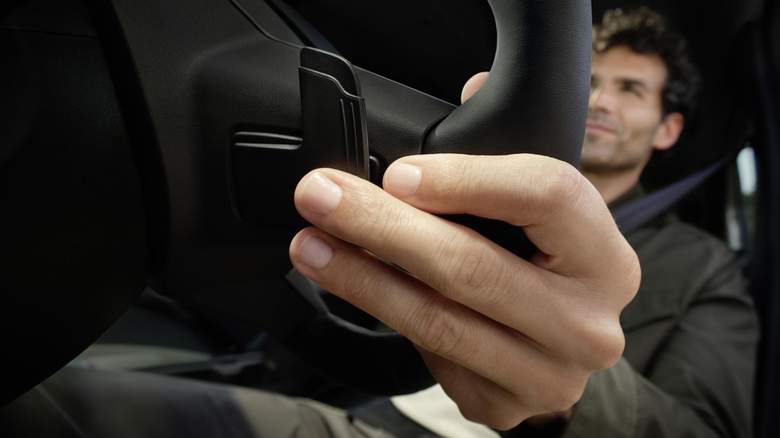 Por primera vez en un Dacia se añaden las levas para el manejo del cambio en esta nueva versión Hybrid-G 155 4x4.