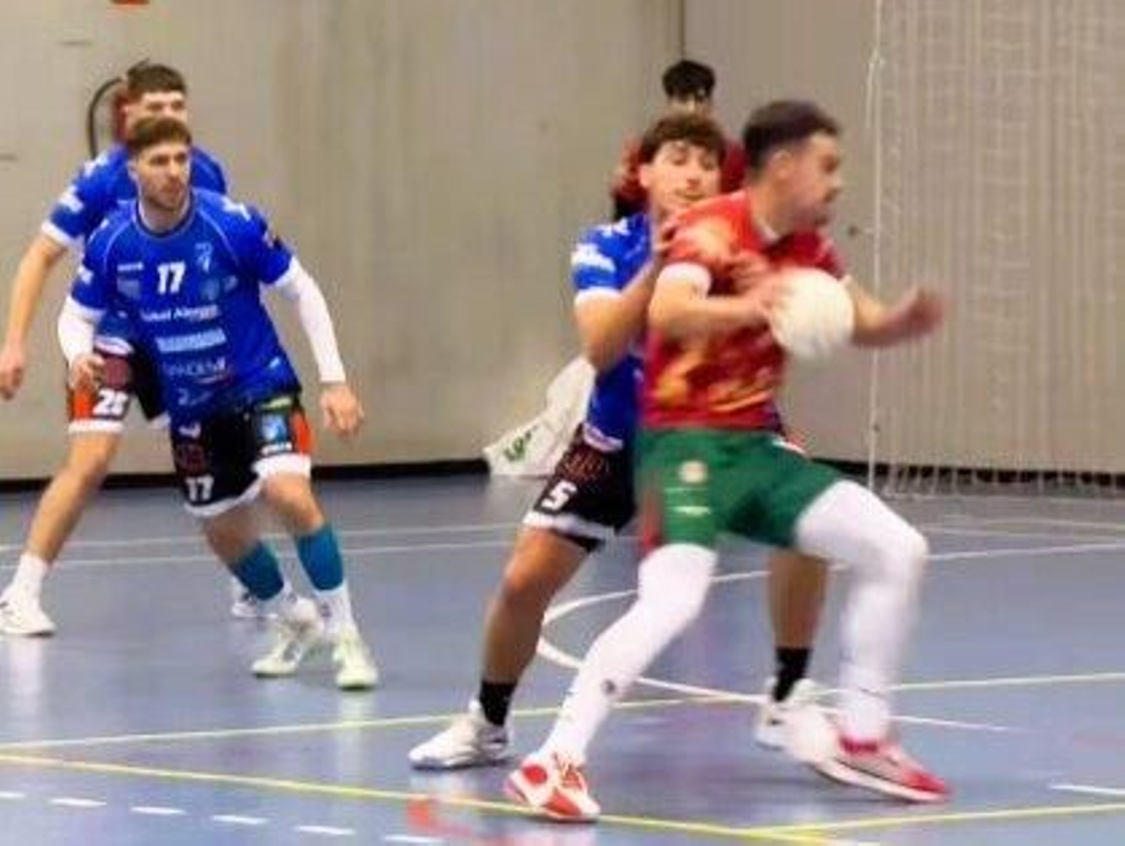 Un jugador canterano-sureño presiona a un rival durante un partido de esta temporada.